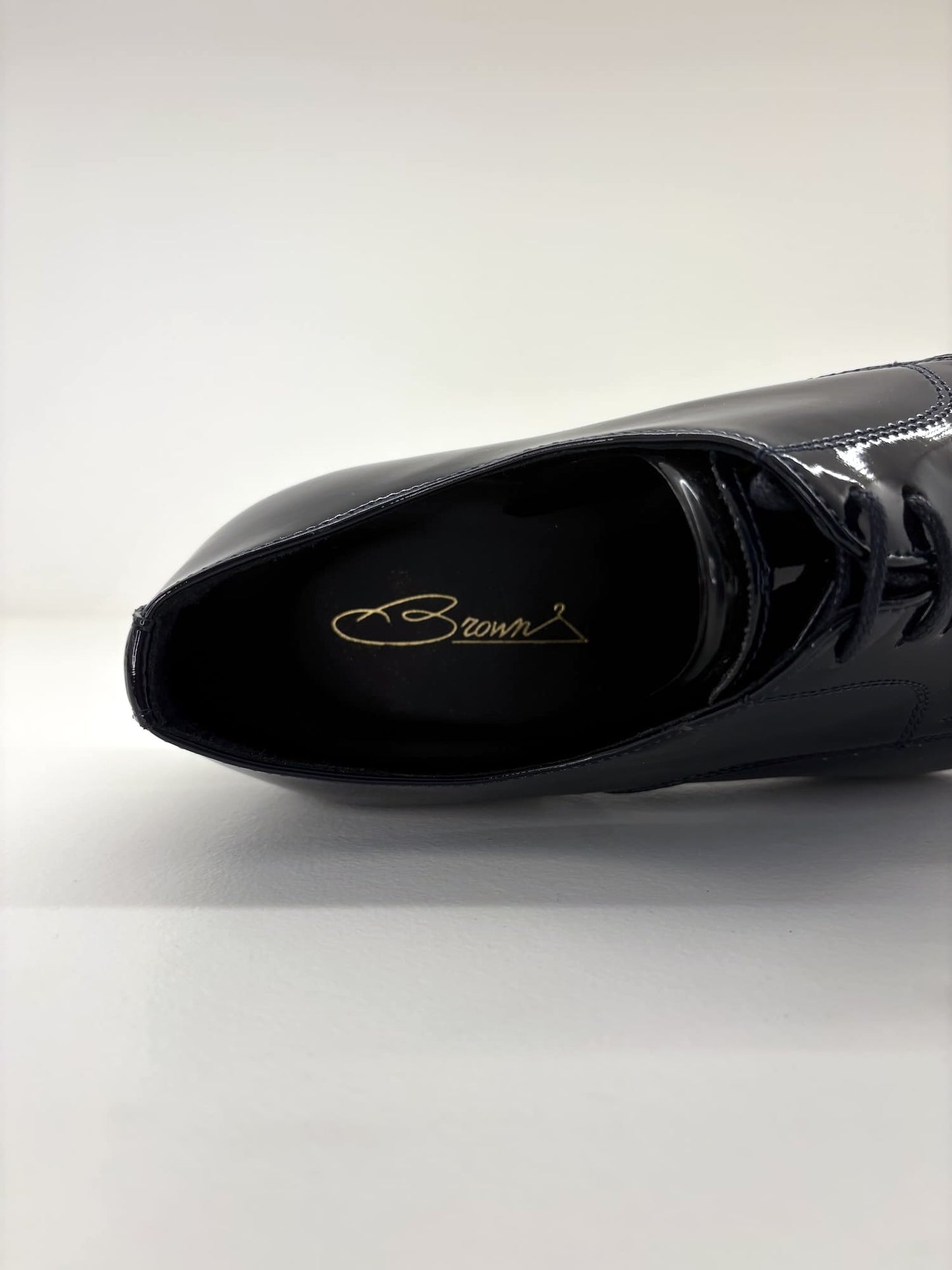 Scarpa elegante in vernice con lacci