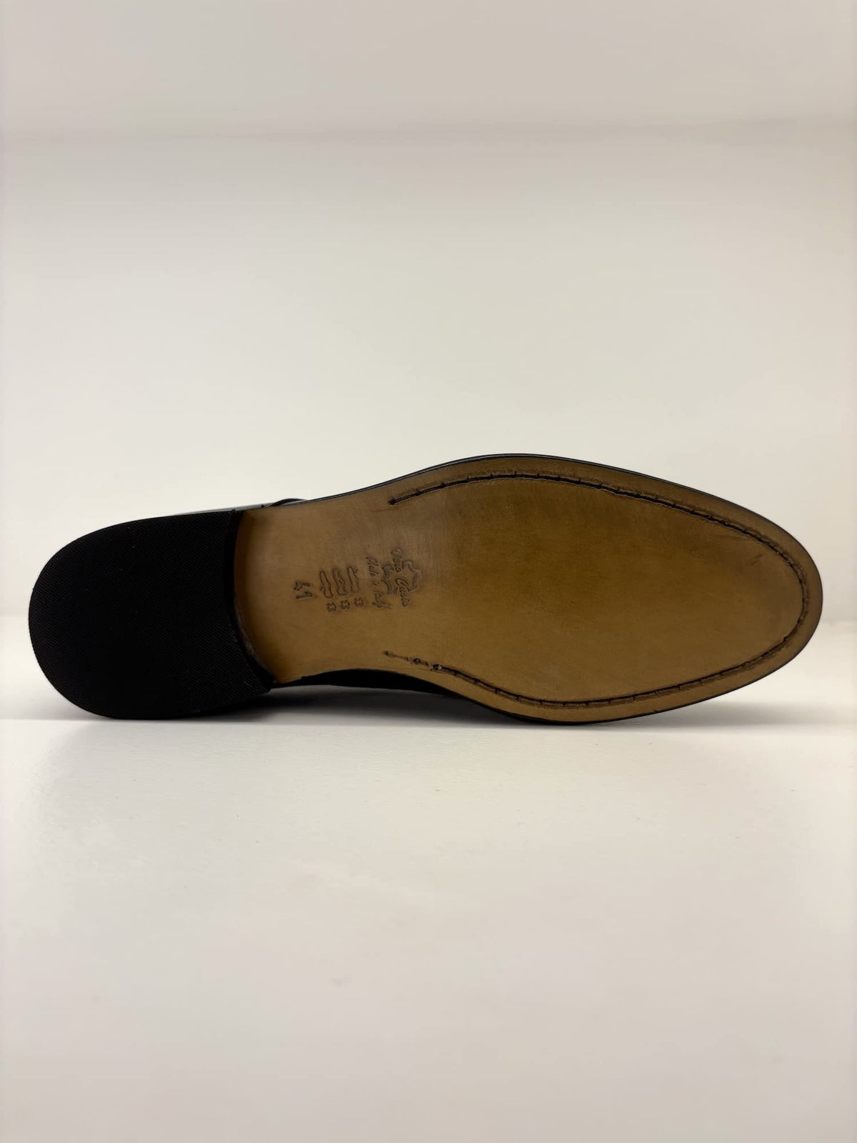 Scarpa elegante in vernice con lacci