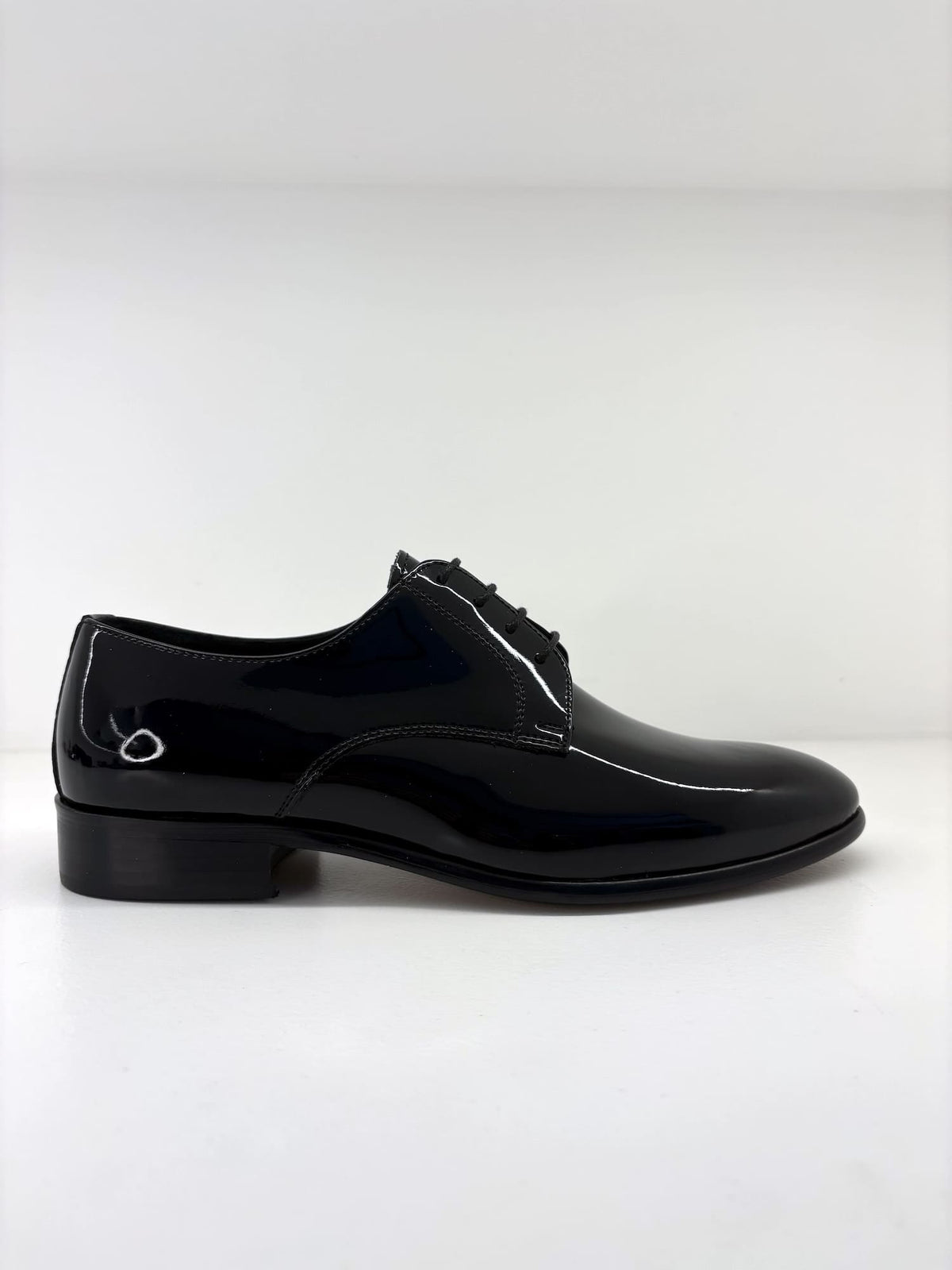 Scarpa elegante in vernice con lacci nero