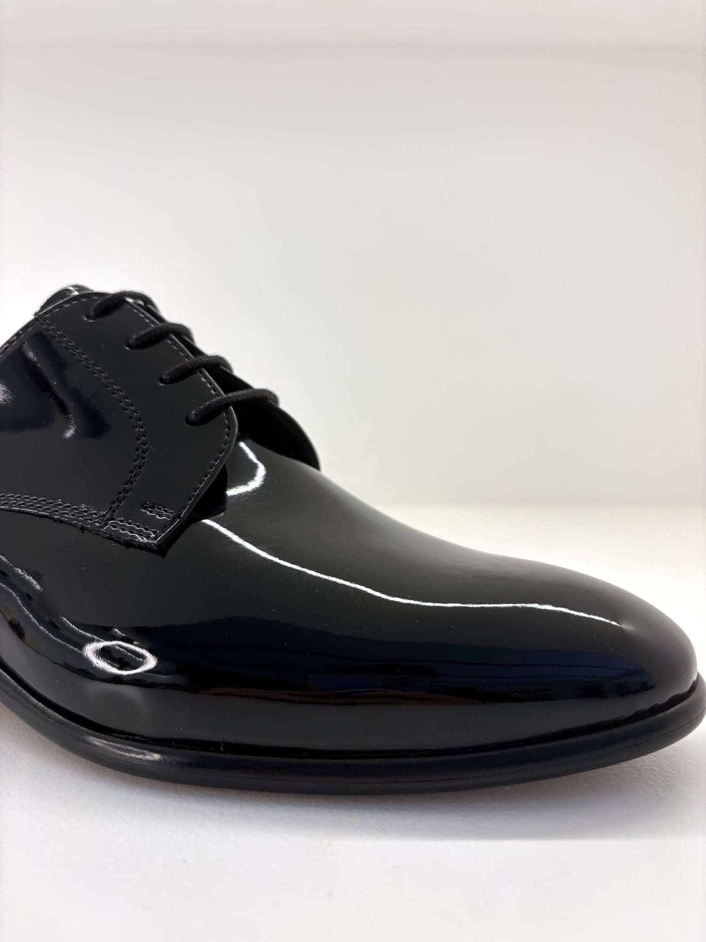 Scarpa elegante in vernice con lacci nero