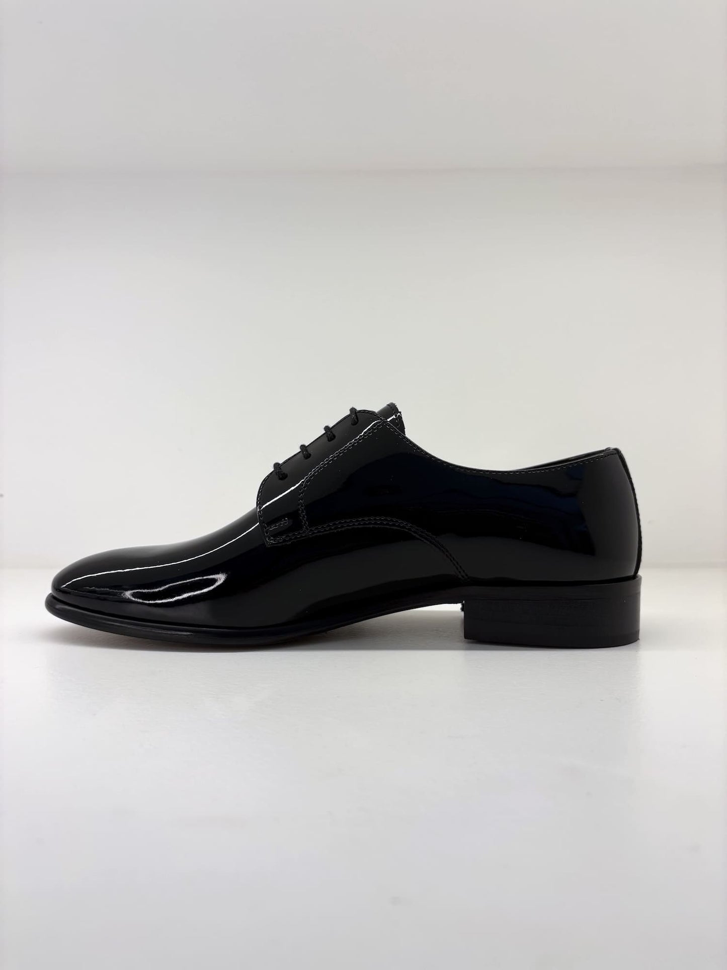 Scarpa elegante in vernice con lacci nero