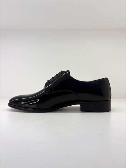 Scarpa elegante in vernice con lacci nero
