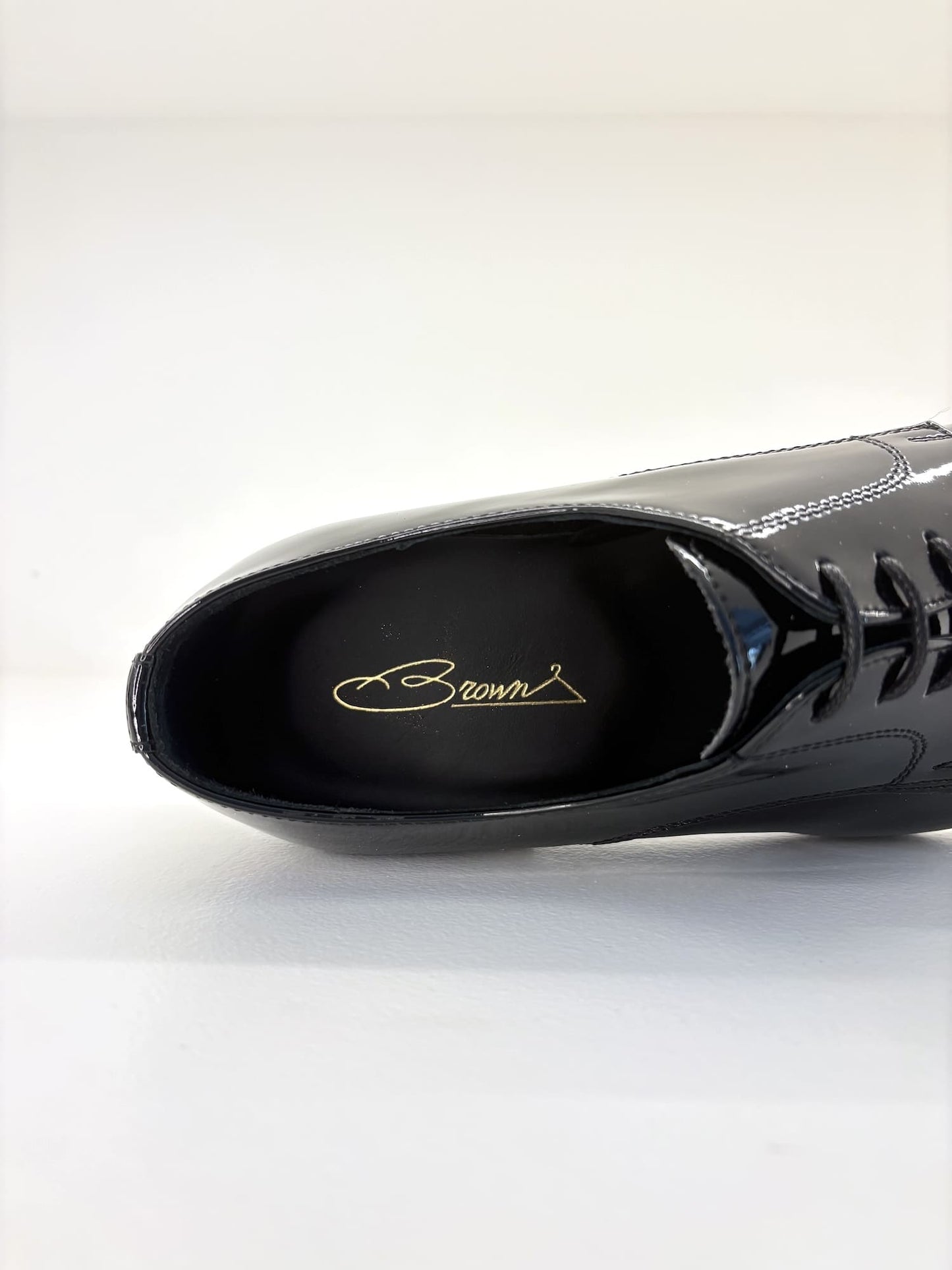 Scarpa elegante in vernice con lacci nero