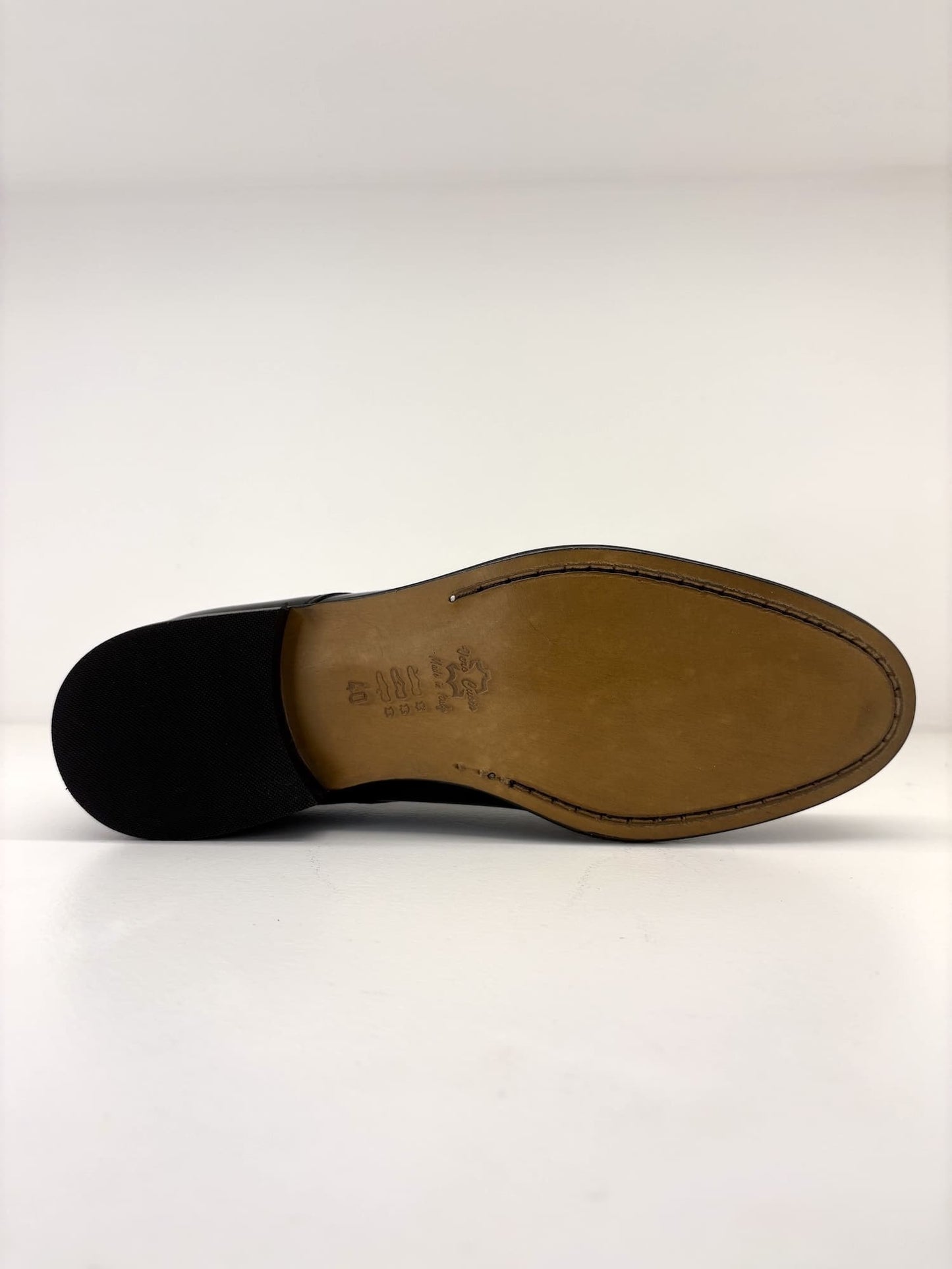 Scarpa elegante in vernice con lacci nero