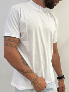 T-shirt manica corta con scritta sul petto