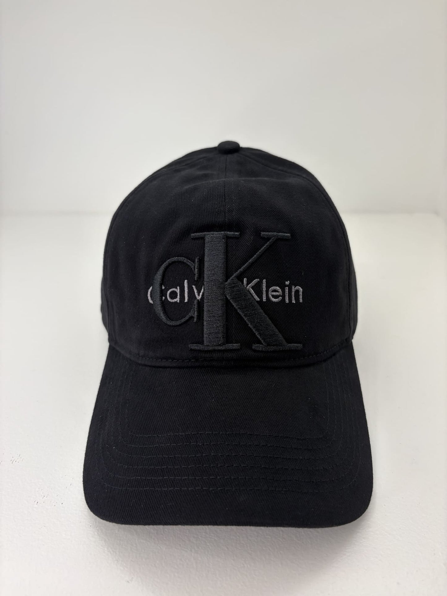 Berretto da baseball con logo monogramma a strati