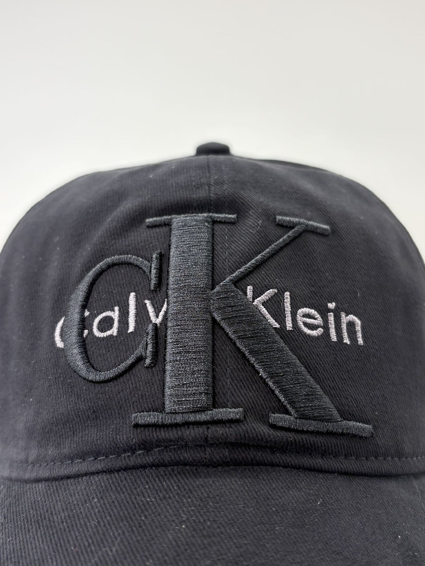 Berretto da baseball con logo monogramma a strati