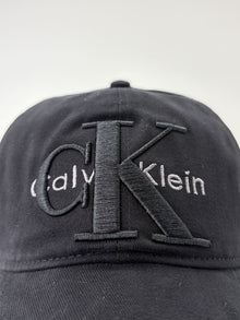 Berretto da baseball con logo monogramma a strati