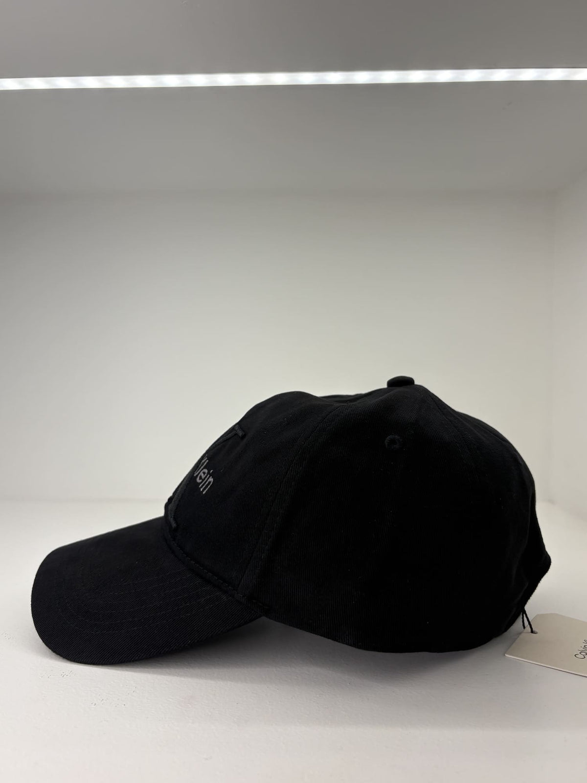 Berretto da baseball con logo monogramma a strati