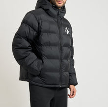 Piumino con monogramma Calvin Klein