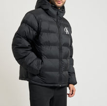 Piumino con monogramma Calvin Klein