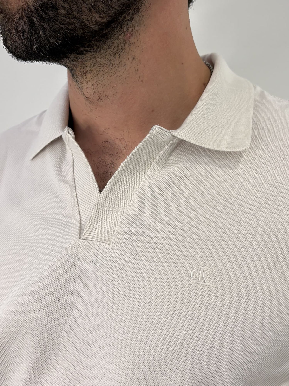Polo in piqué di cotone con colletto aperto Calvin Klein