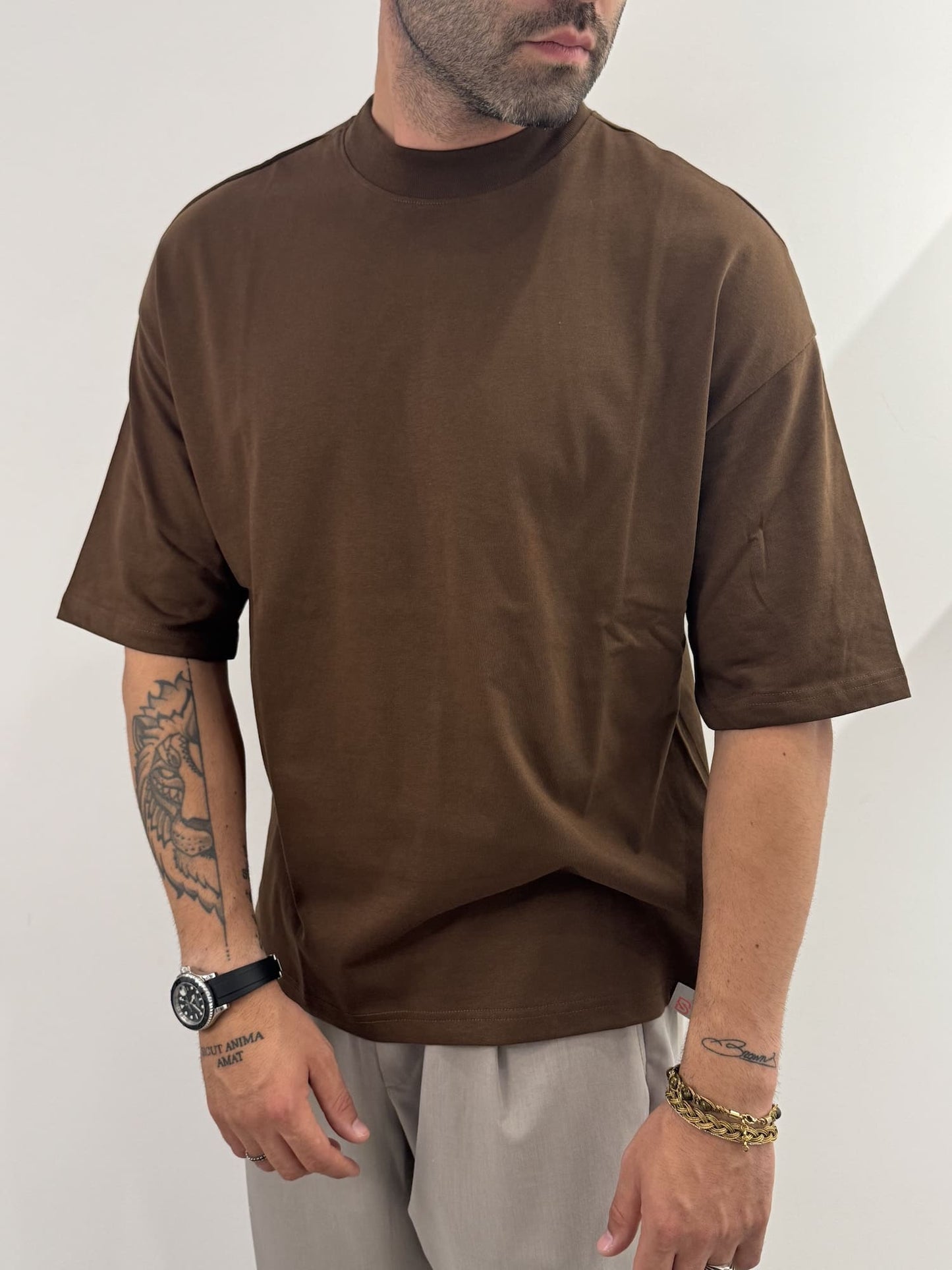 T-shirt over basic cioccolato