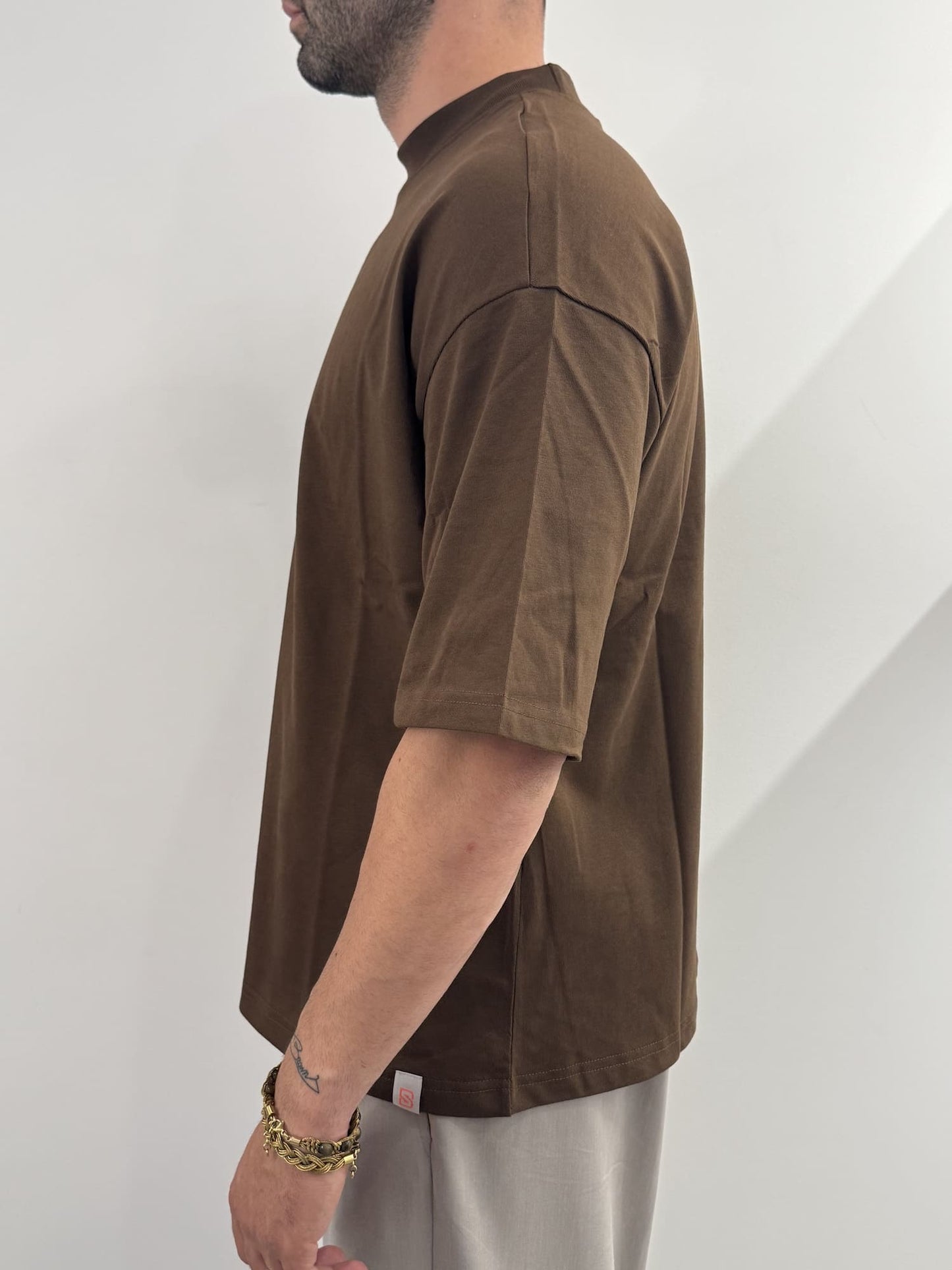 T-shirt over basic cioccolato