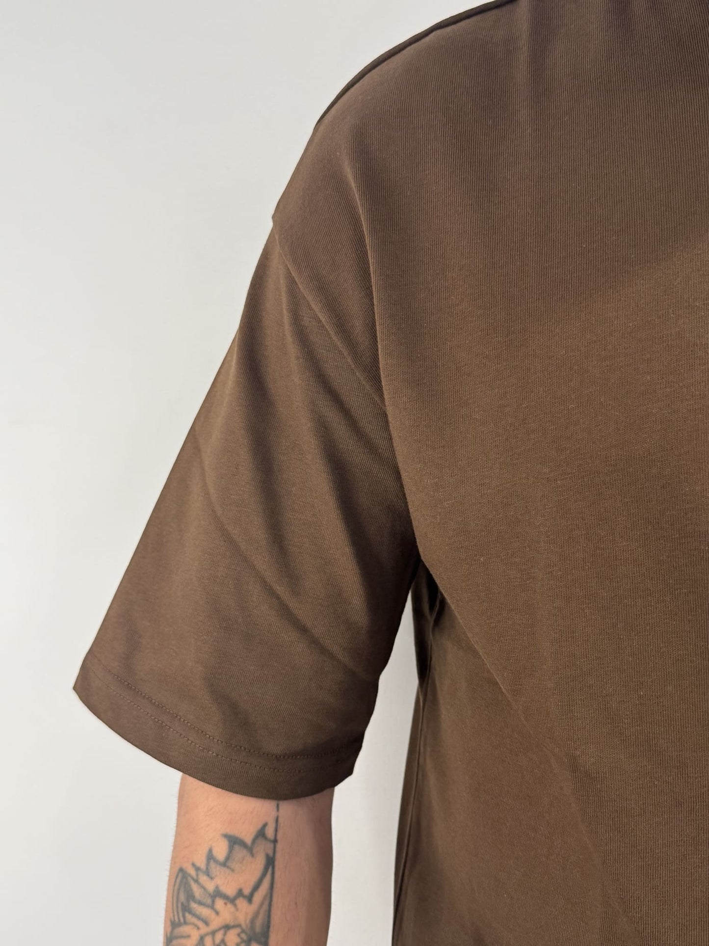 T-shirt over basic cioccolato