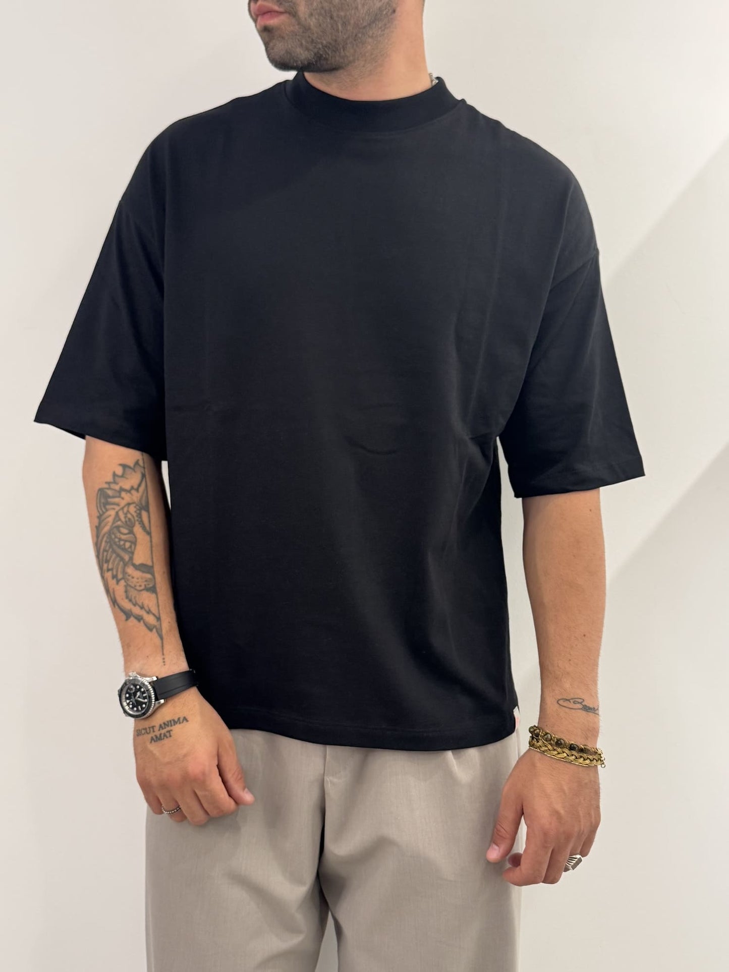 T-shirt over basic nero