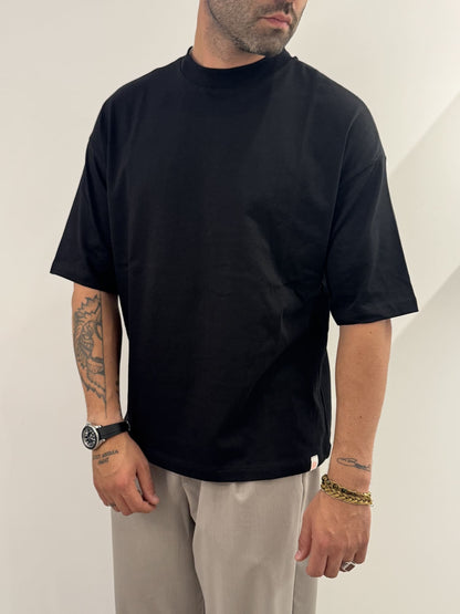 T-shirt over basic nero