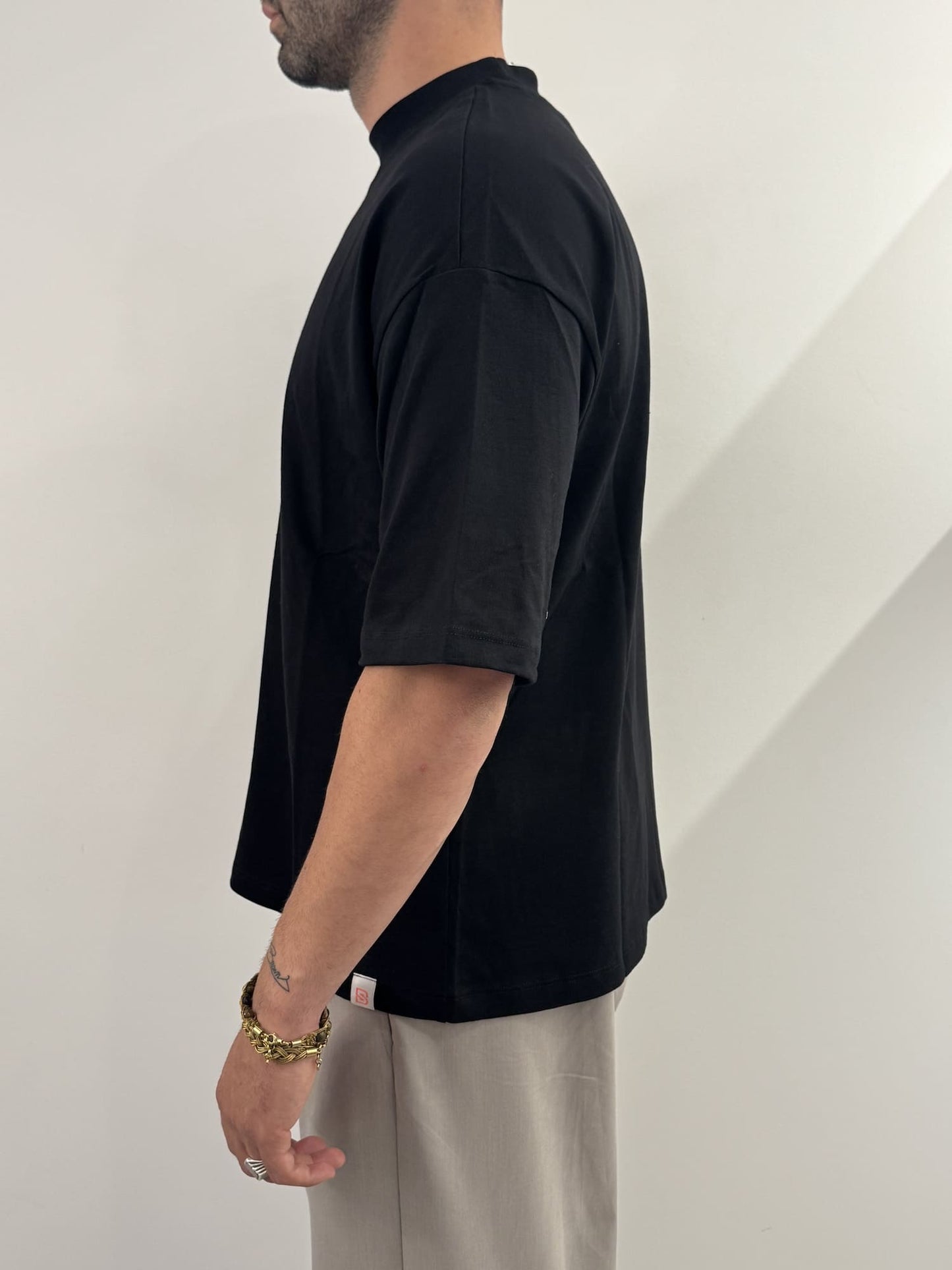 T-shirt over basic nero