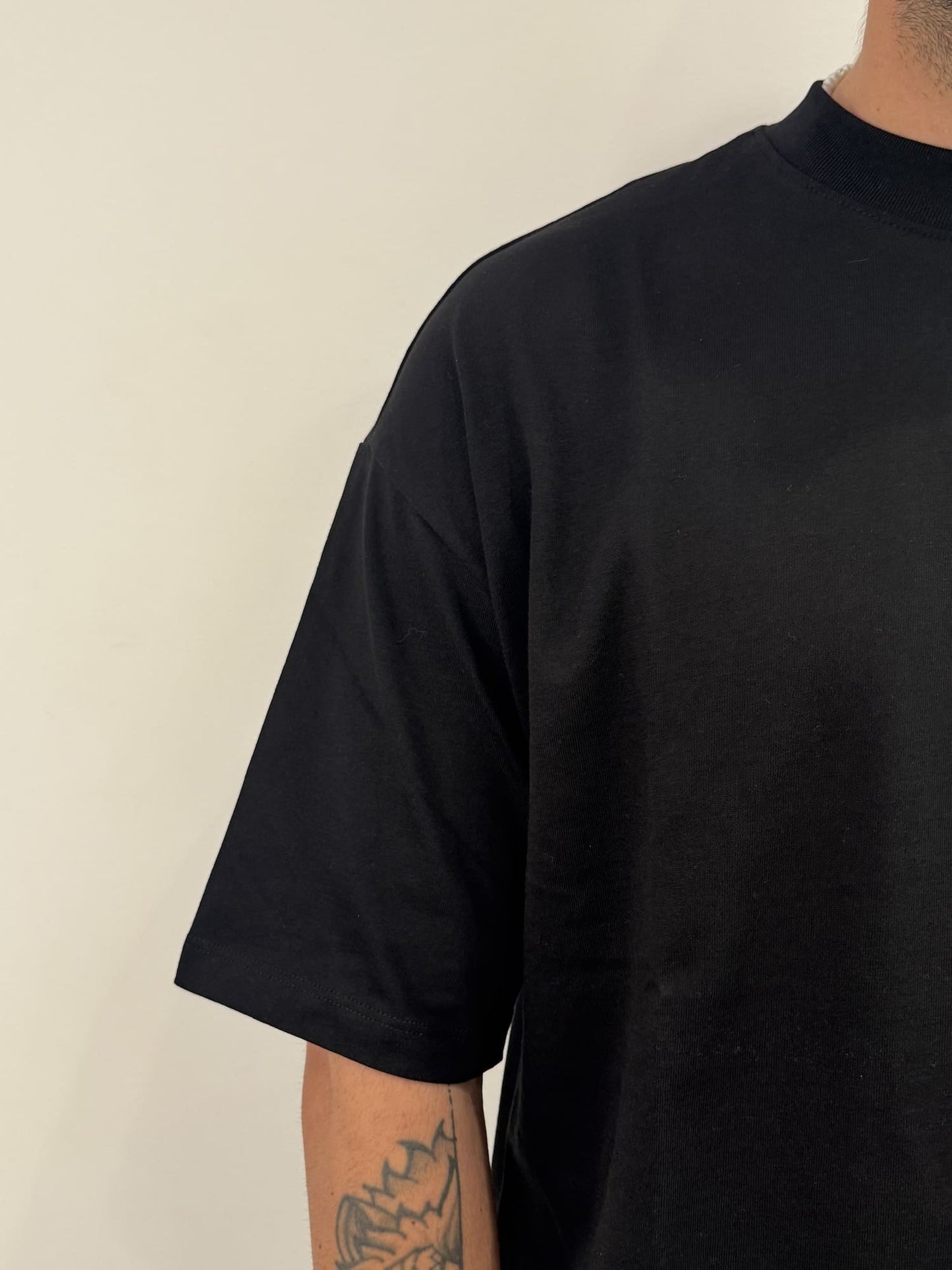 T-shirt over basic nero