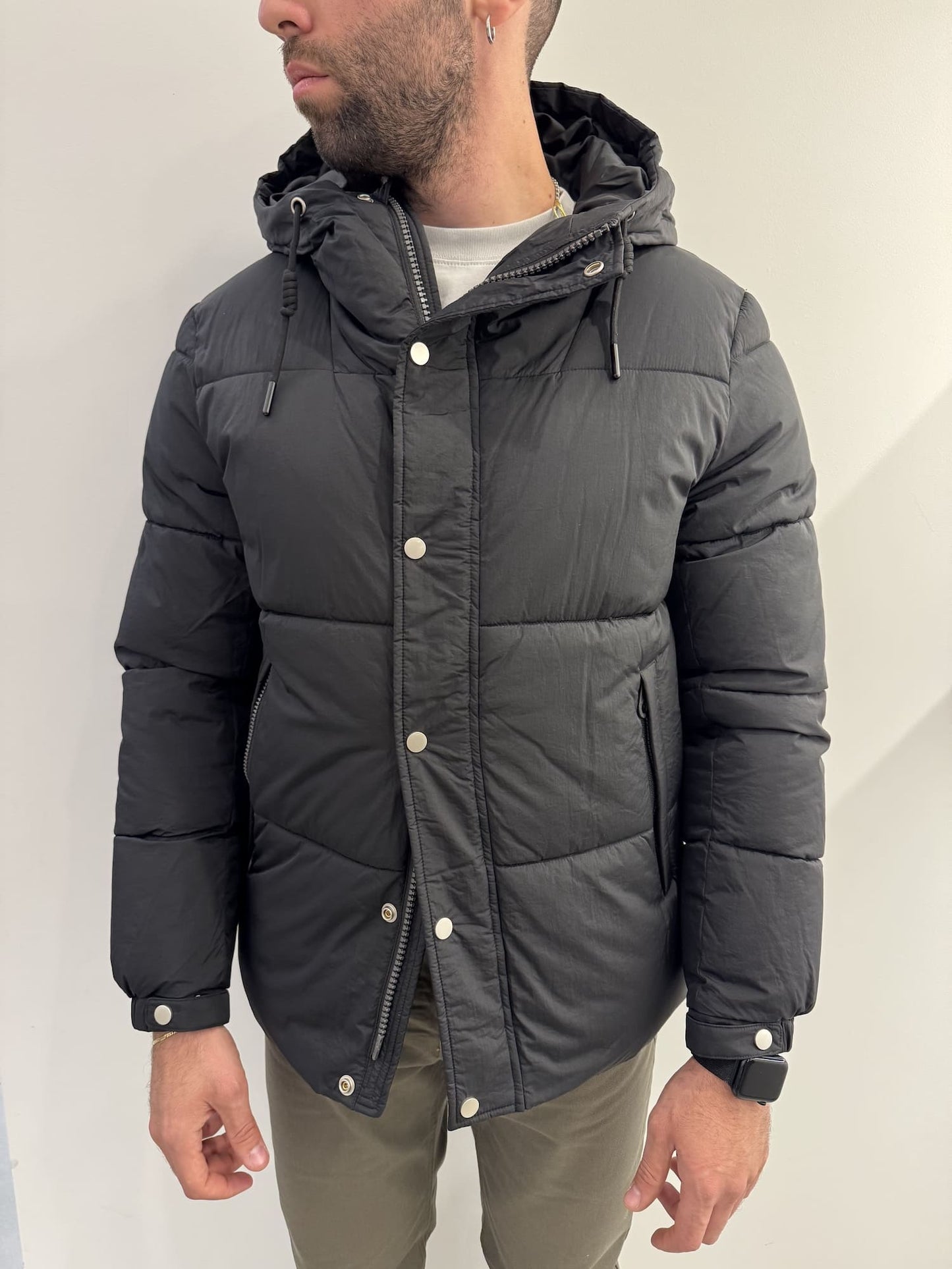 Giubbotto trapunta larga con bottoni e cerniera