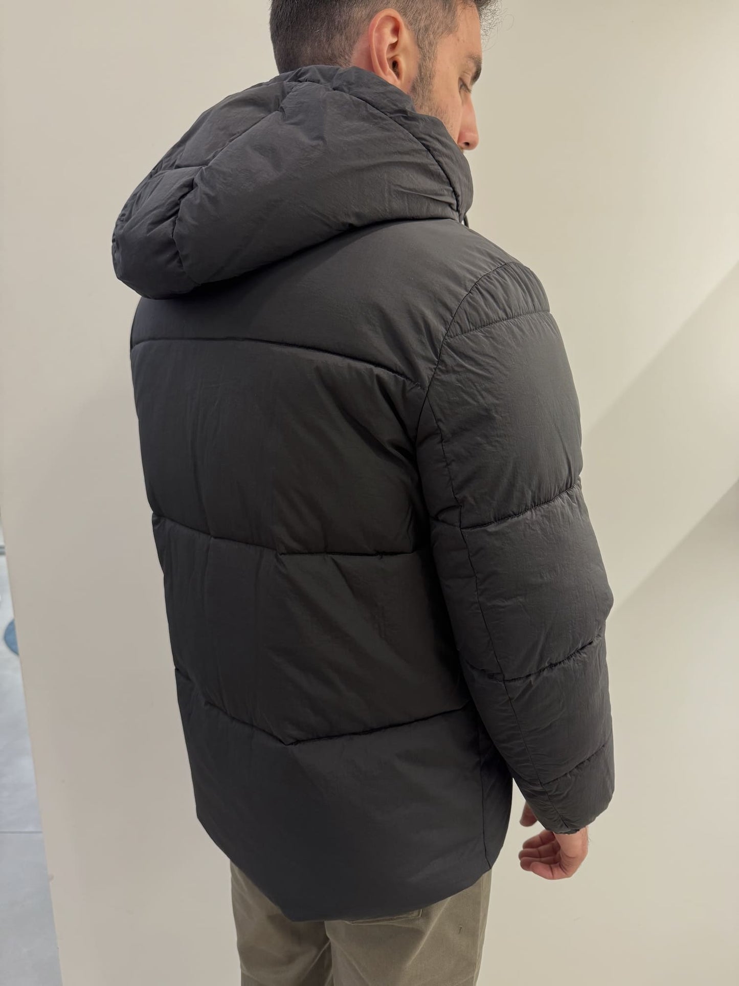 Giubbotto trapunta larga con bottoni e cerniera