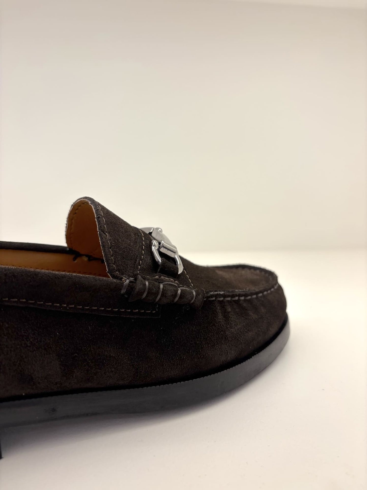 Mocassino effetto camoscio con fibbia