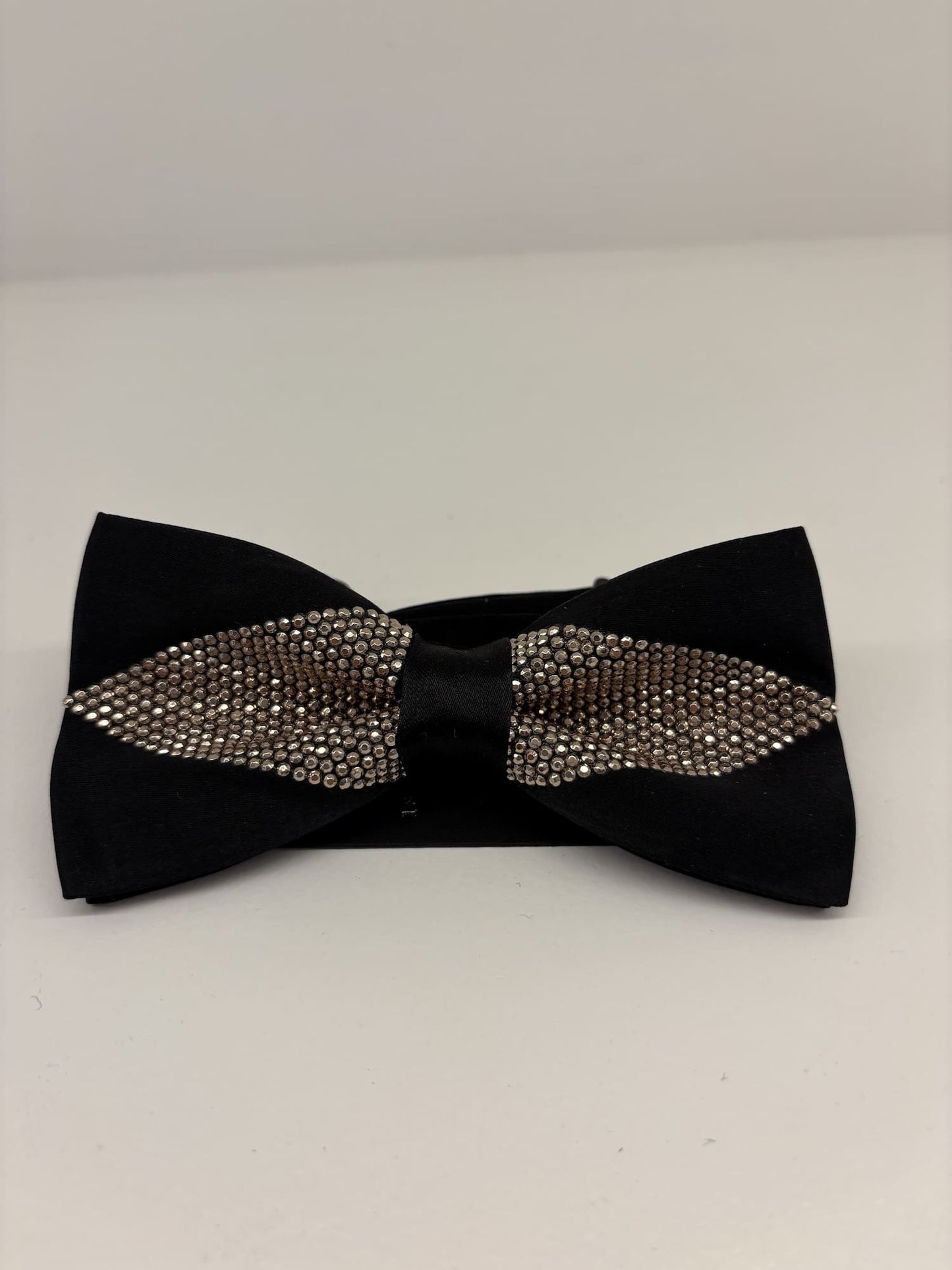 Papillon raso nero motivo con borchie oro