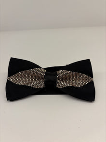 Papillon raso nero motivo con borchie oro