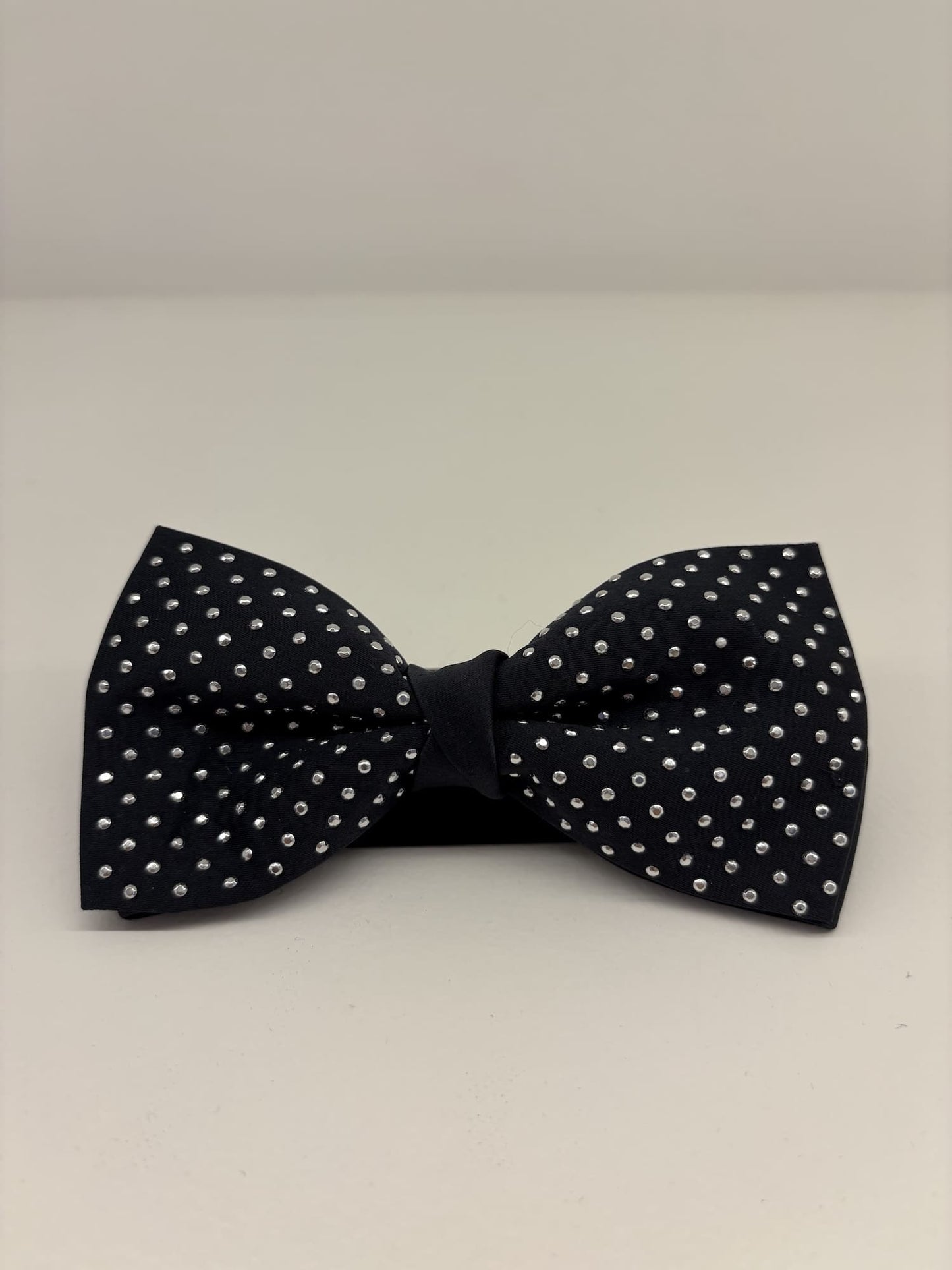 Papillon raso blu con borchie argento