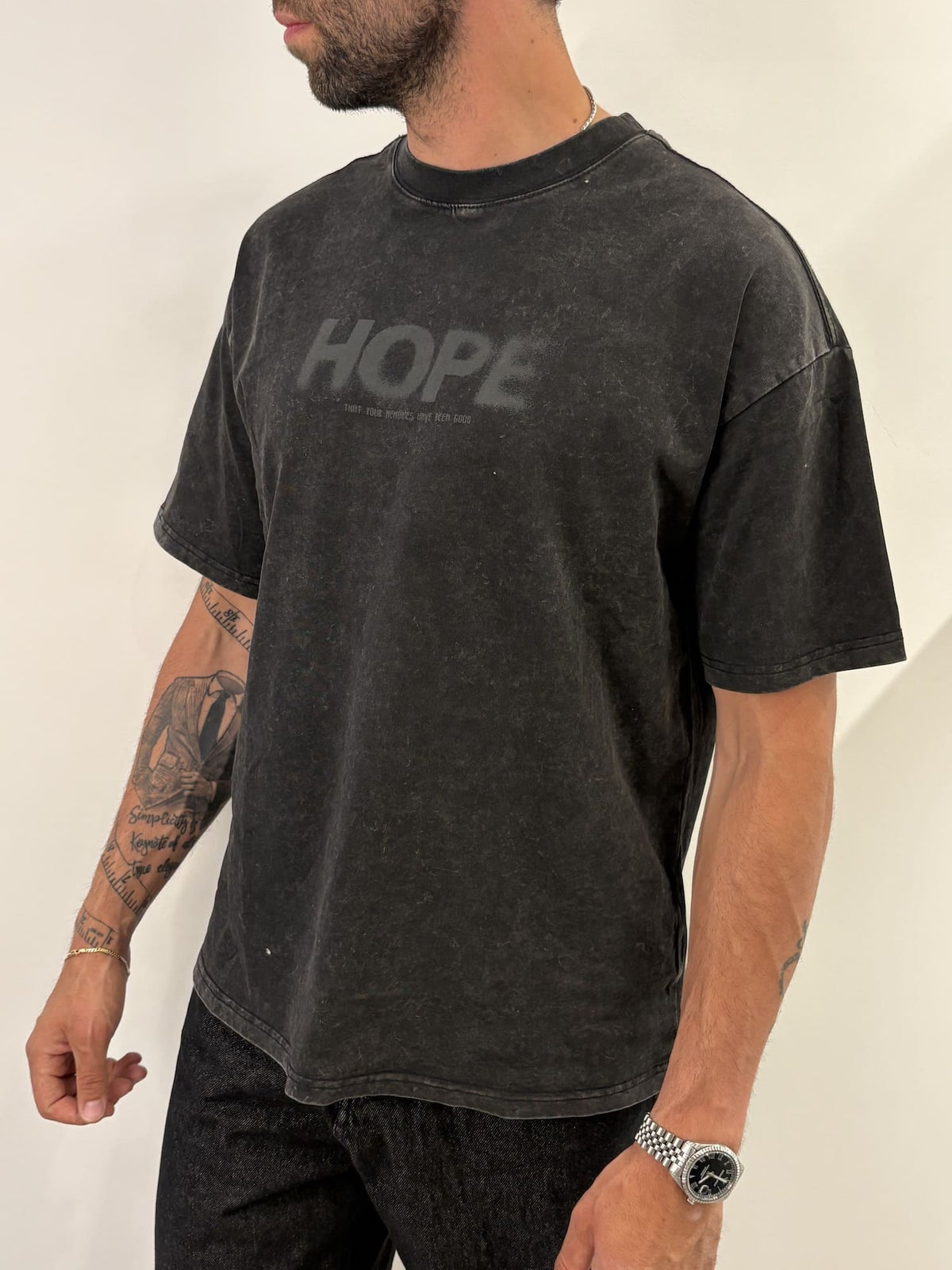 T-shirt cropped con stampa slavata