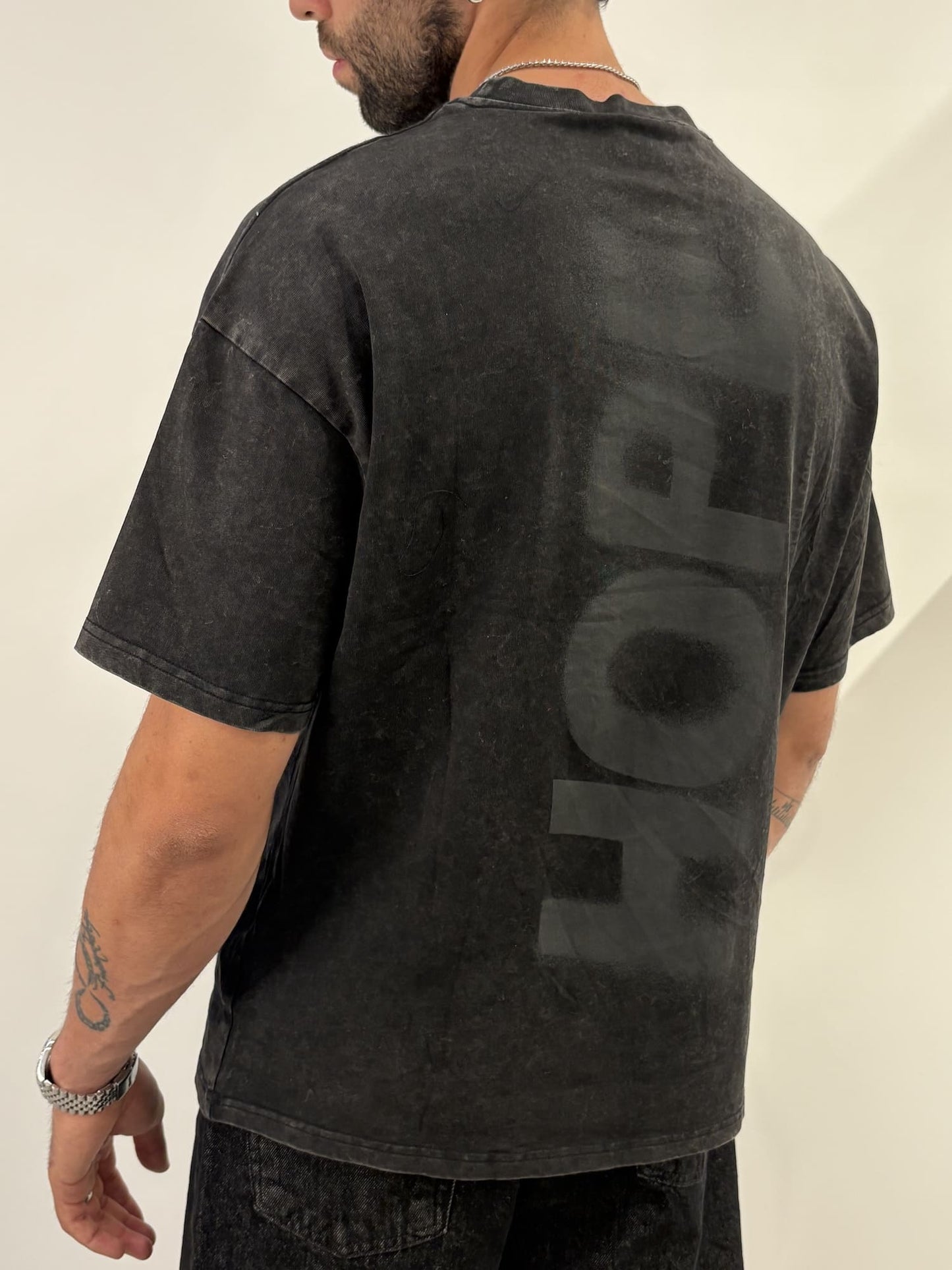 T-shirt cropped con stampa slavata