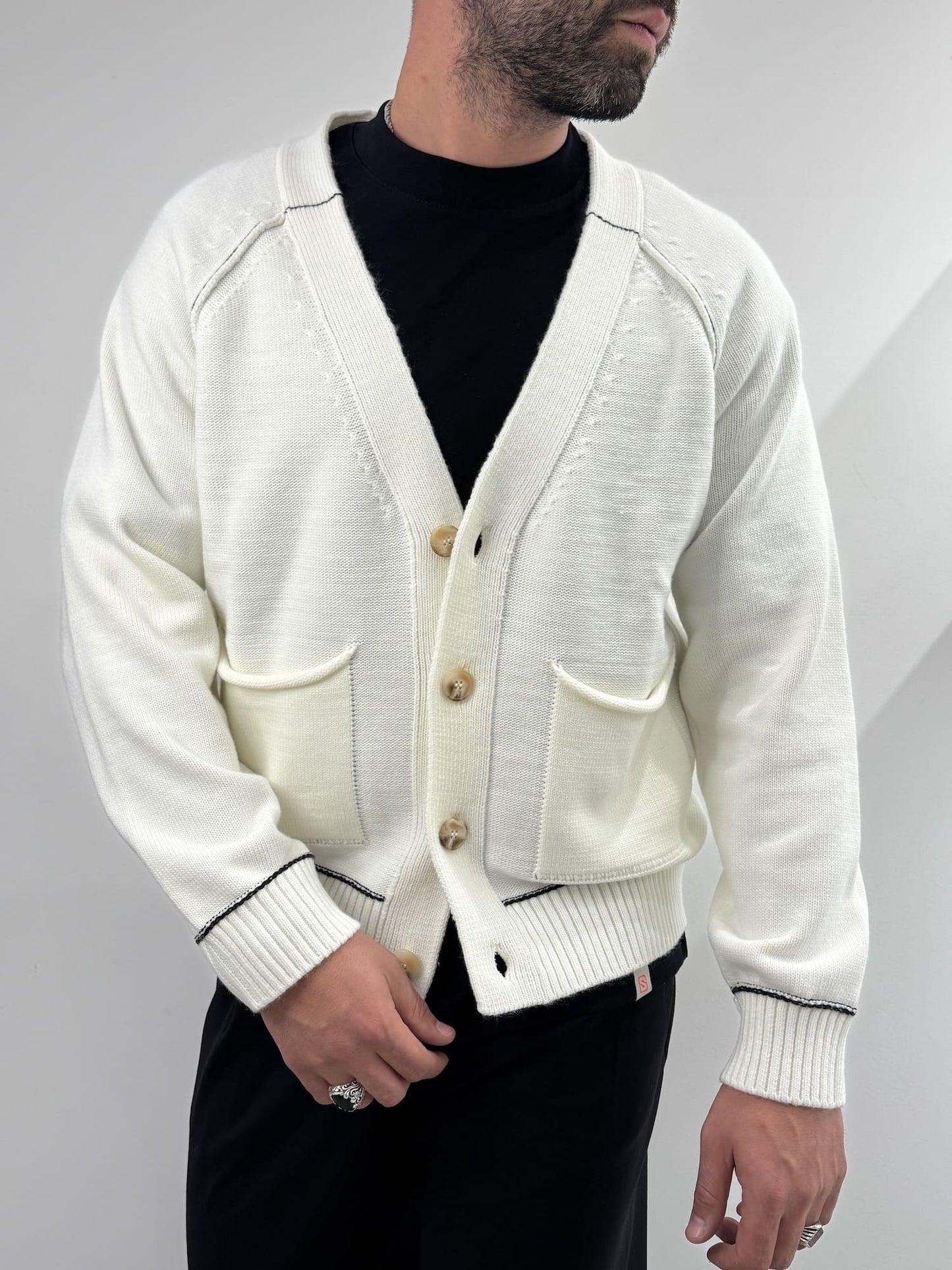 Cardigan  Blacksvnday con dettagli a contrasto panna