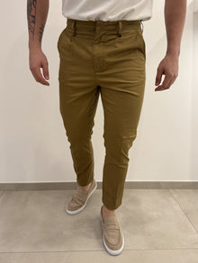 Pantalone tasca a filo con pence