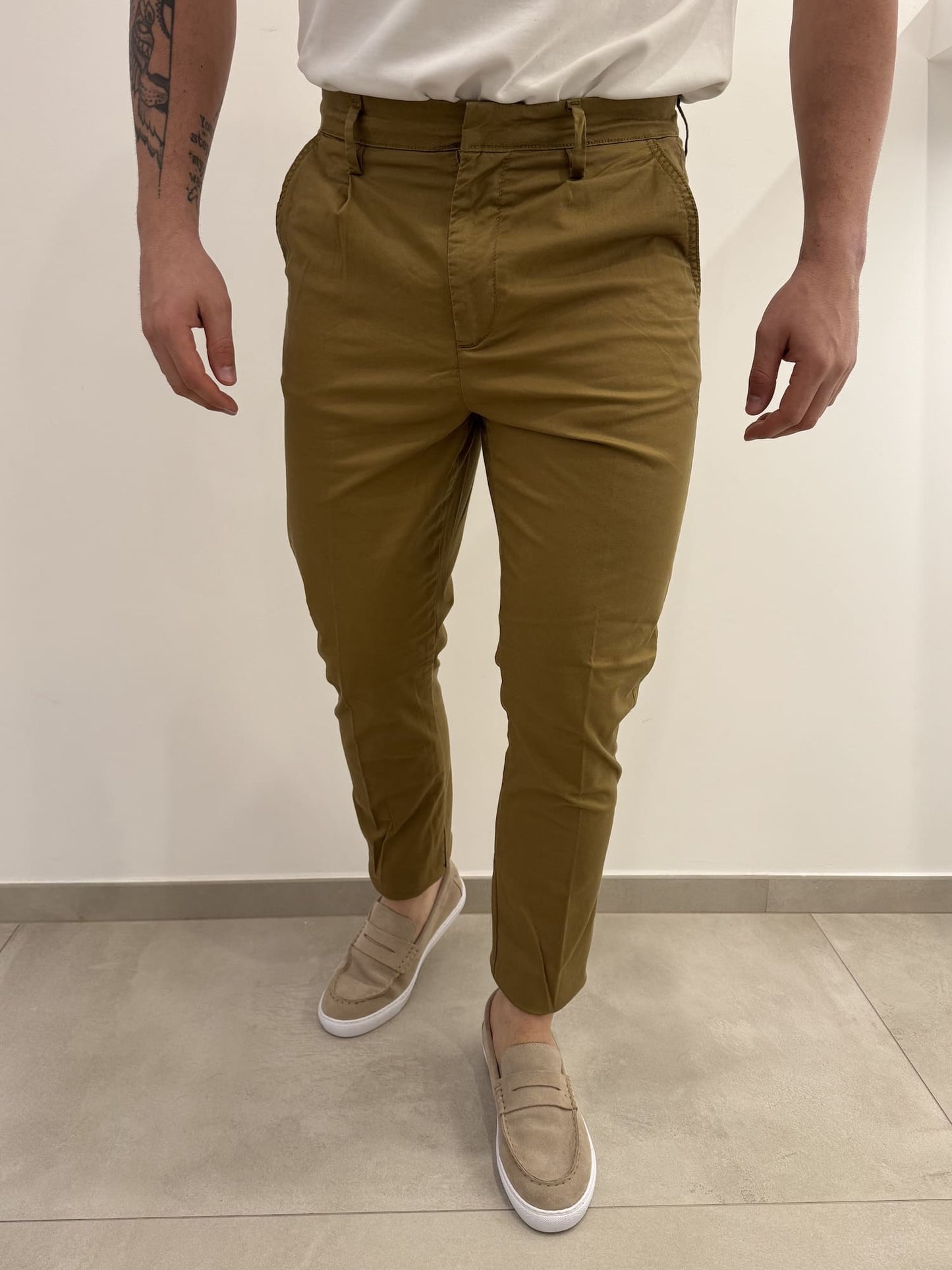 Pantalone tasca a filo con pence