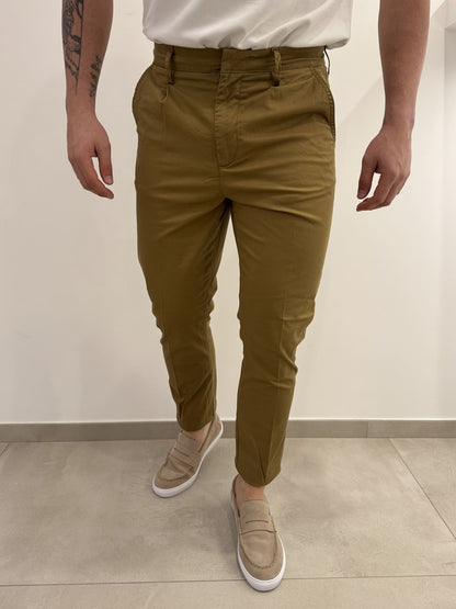 Pantalone tasca a filo con pence