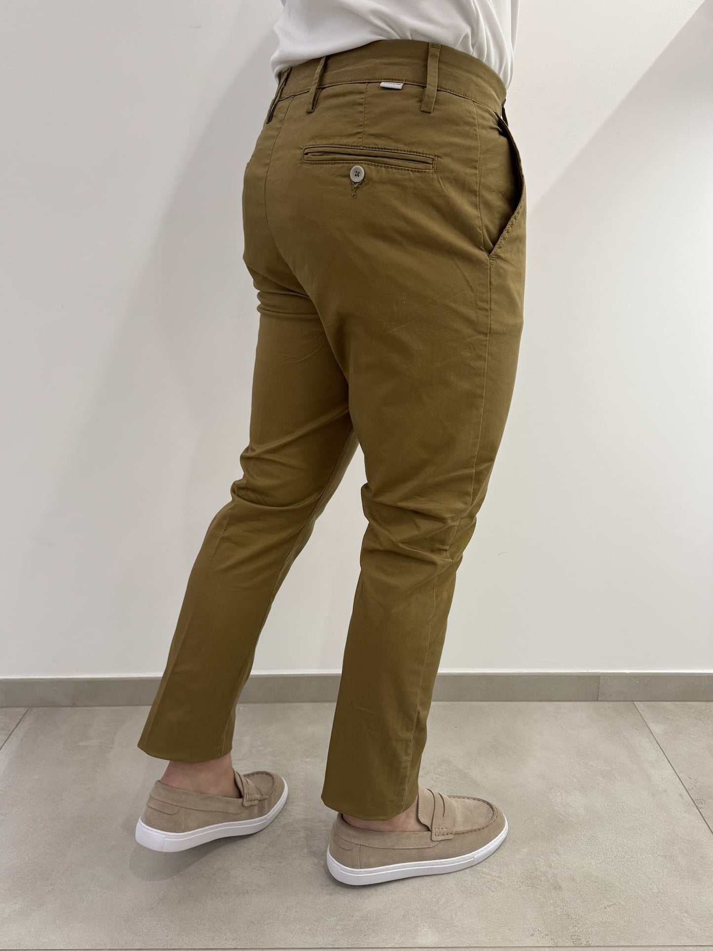 Pantalone tasca a filo con pence