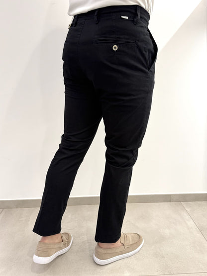 Pantalone tasca a filo con pence