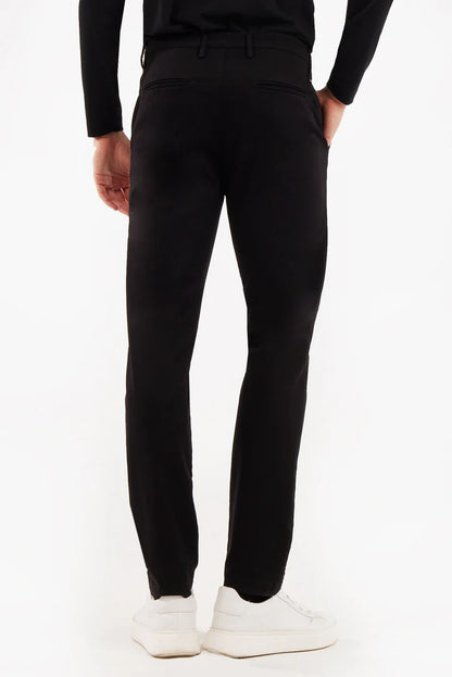 Pantaloni chinos regular fit basic nero