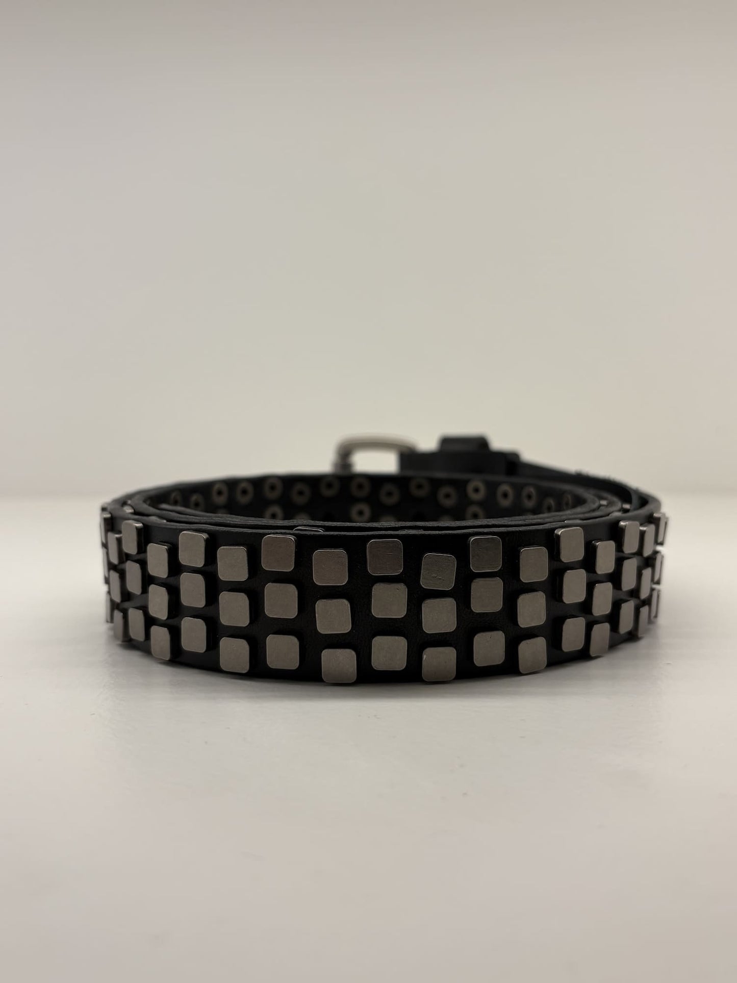 Cintura uomo in pelle con borchie