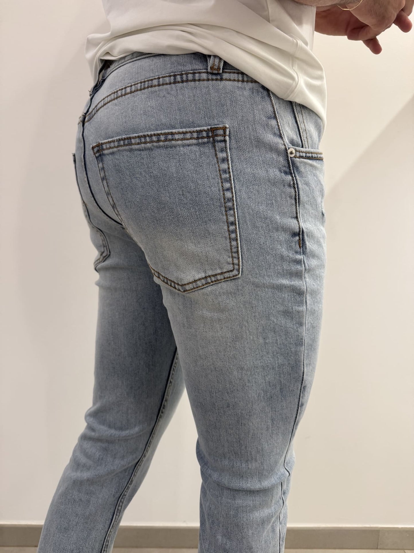 Jeans skinny chiaro graffiato