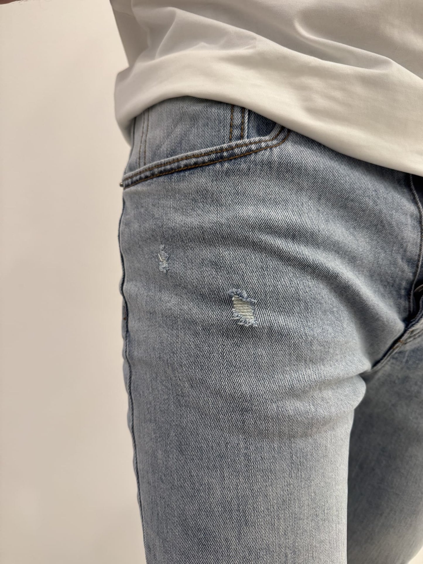 Jeans skinny chiaro graffiato